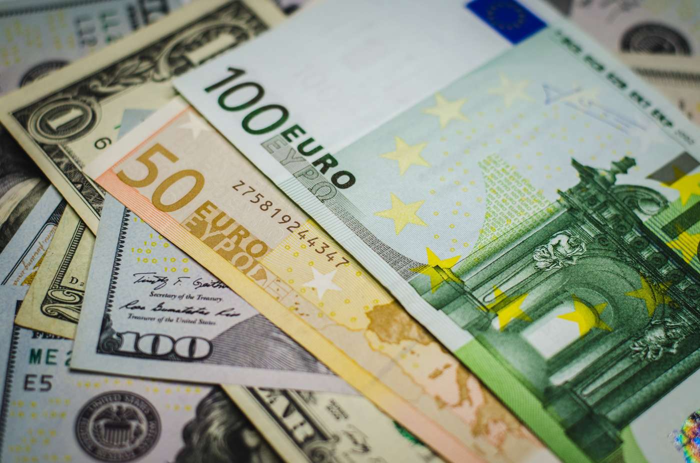 en degerli para birimi - dolar ve euro